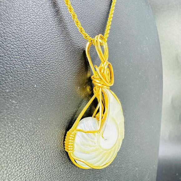 Iridescent Sea Shell Spiral Wired Pendant Gold Tone Chain Necklace 18" - Picture 7 of 13
